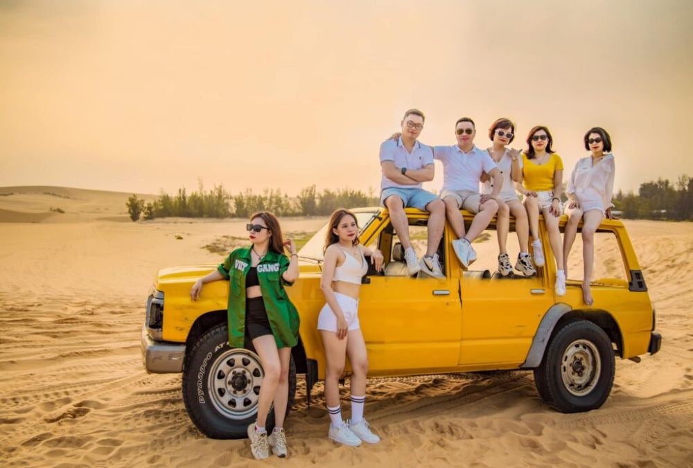 Bạn nên đặt tour xe jeep để thuận tiện di chuyển tham quan Bàu Trắng